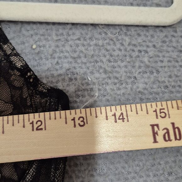 Victoria's Secret Women's Black Lace Very Sexy Unlined Underwire Bra 32D - Picture 5 of 6